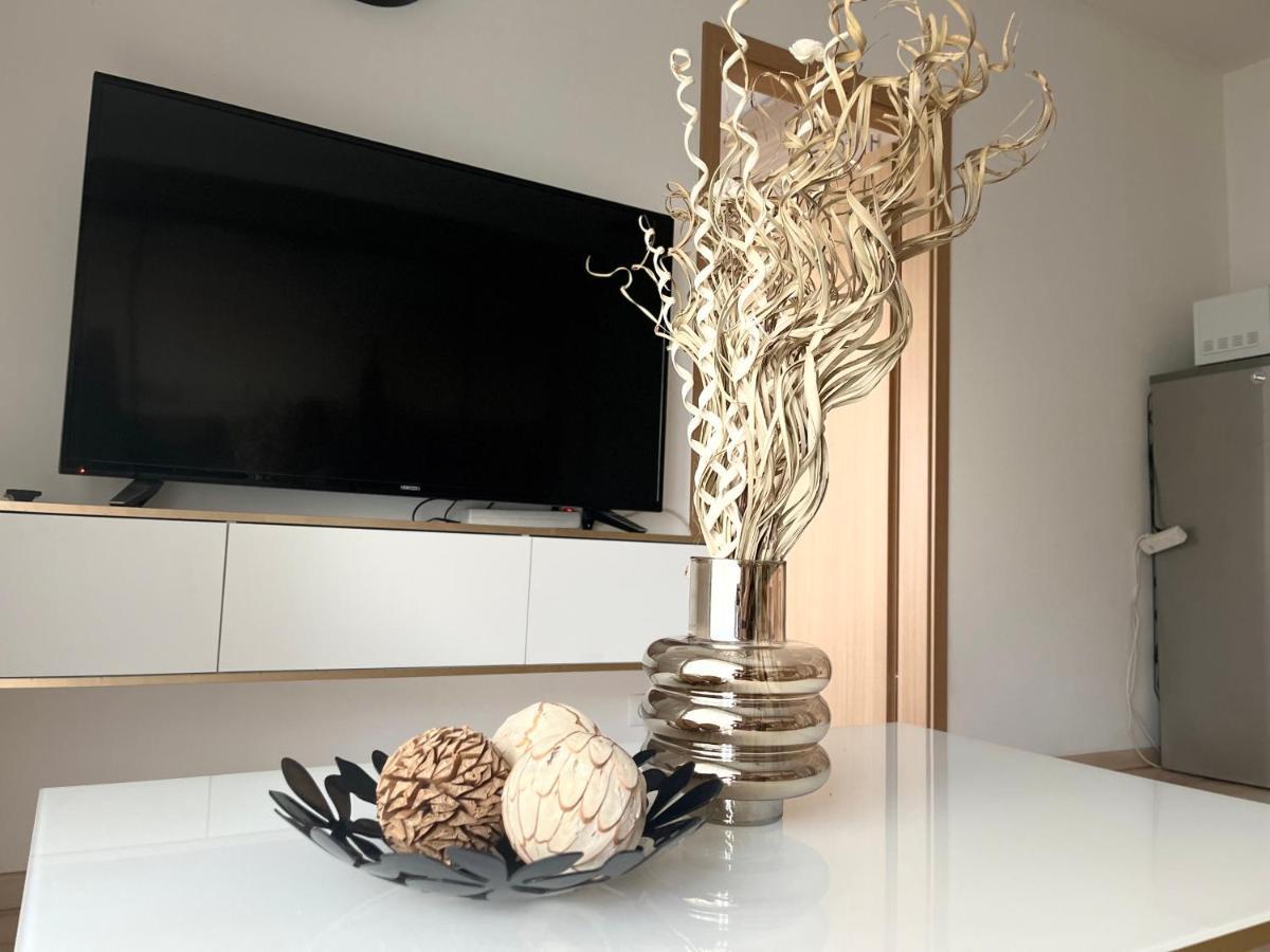 Corvin Promenade Crystal Apartment Budapest Bagian luar foto